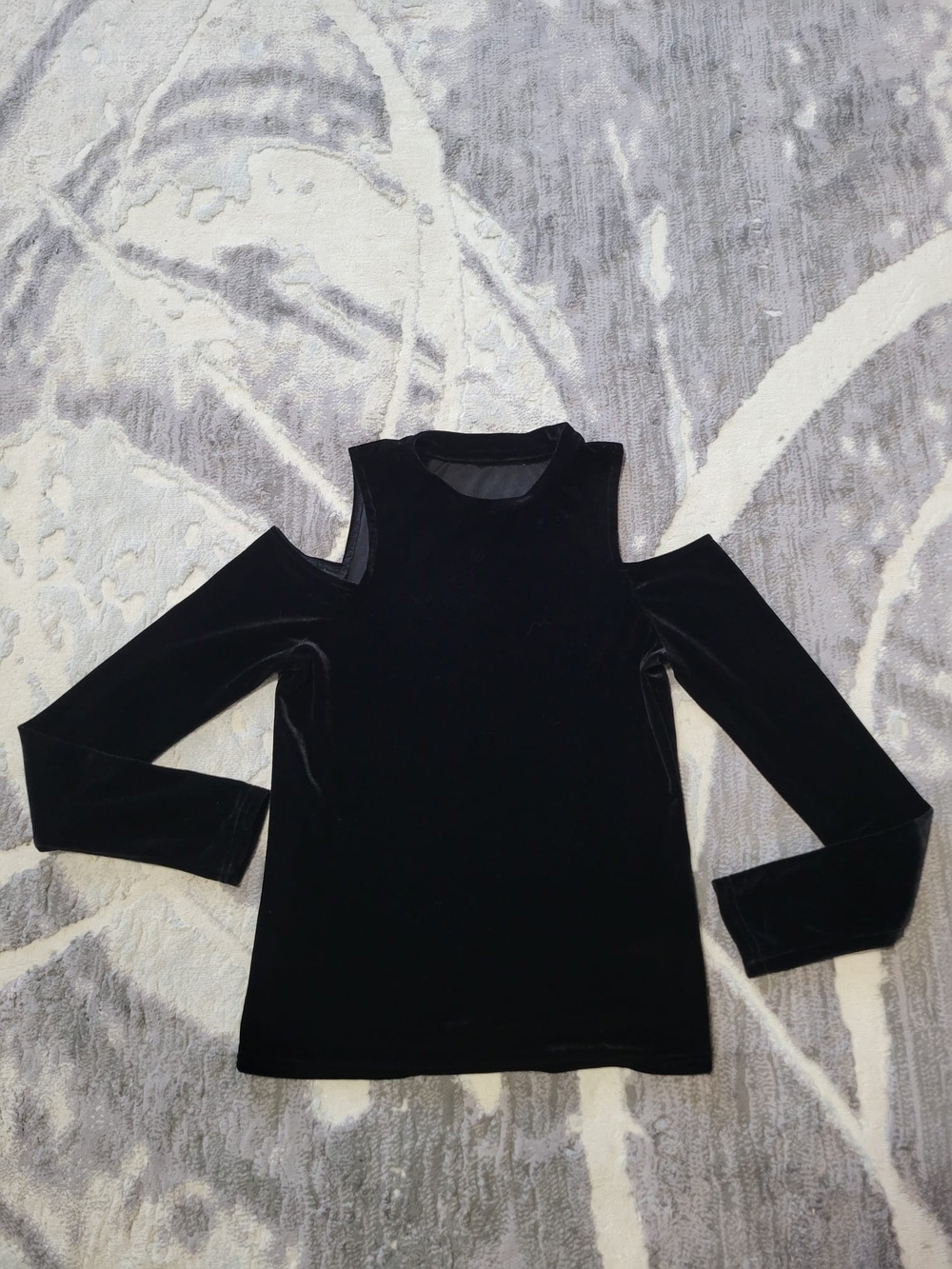 Cold-Shoulder Velvet Long Sleeve Top - Black Size S